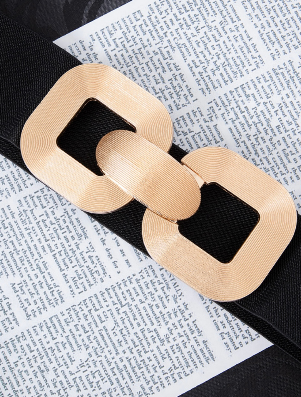 Cinto elástico fivela dourada